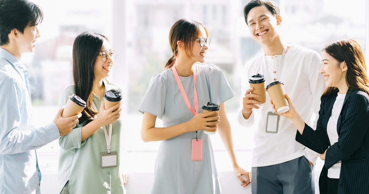 笑顔で談笑するビジネスパーソン