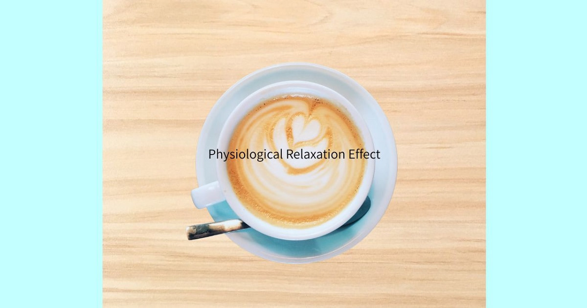 木目素材とカプチーノと「Physiological Relaxation Effect」の文字