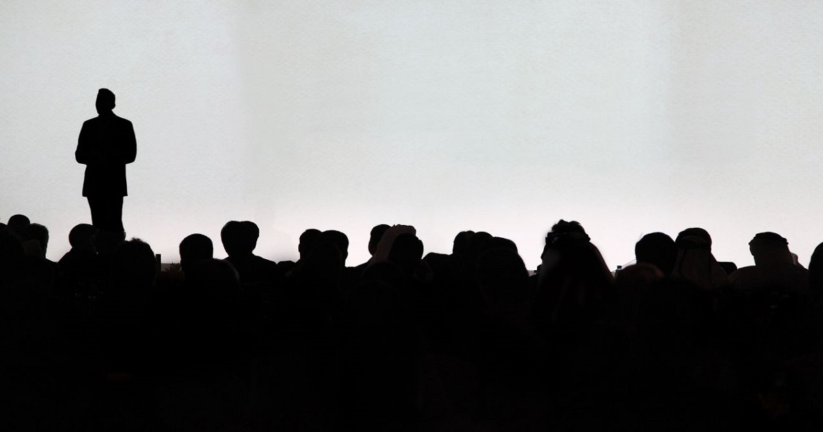 プレゼン風景・白黒のシルエット