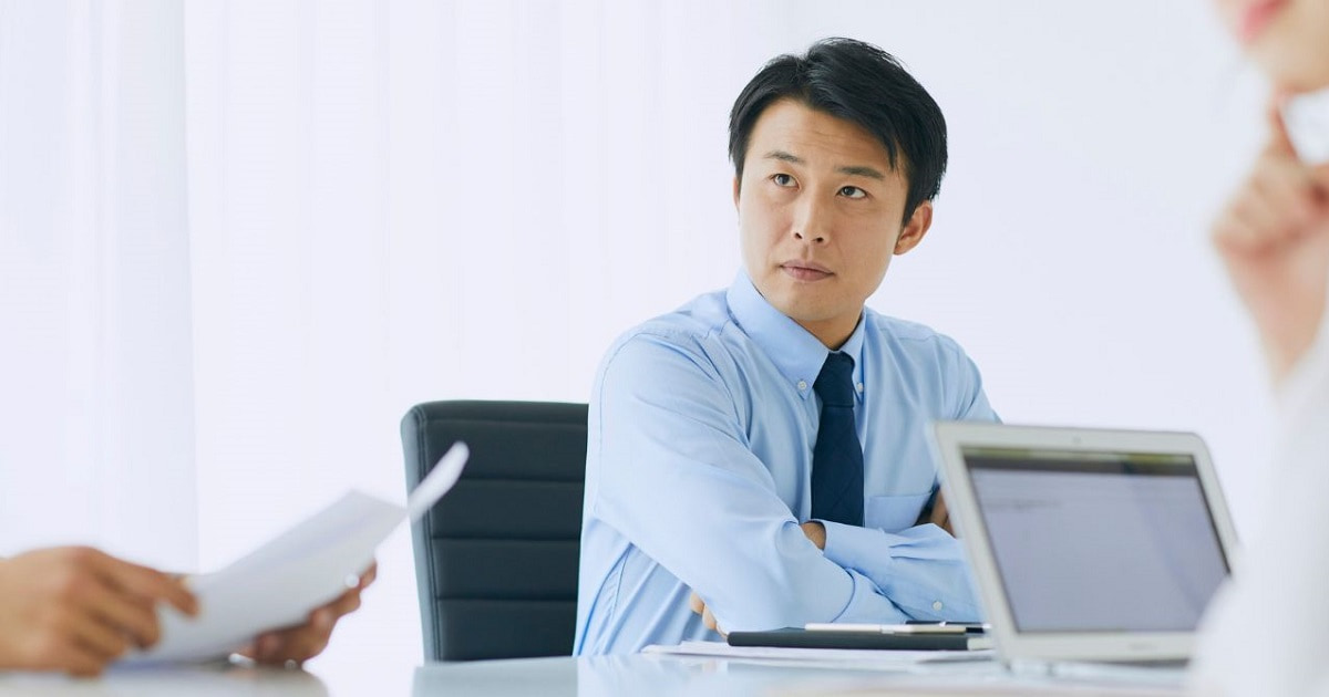 心のなかで自分に言葉を語りかけるビジネスパーソン