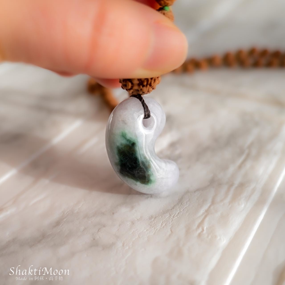 ラベンダー 緑翡翠勾玉　　 (ラベンダー結晶) レア・希少！三種の神器・勾玉！成功と繁栄のお守り！ミャンマー産