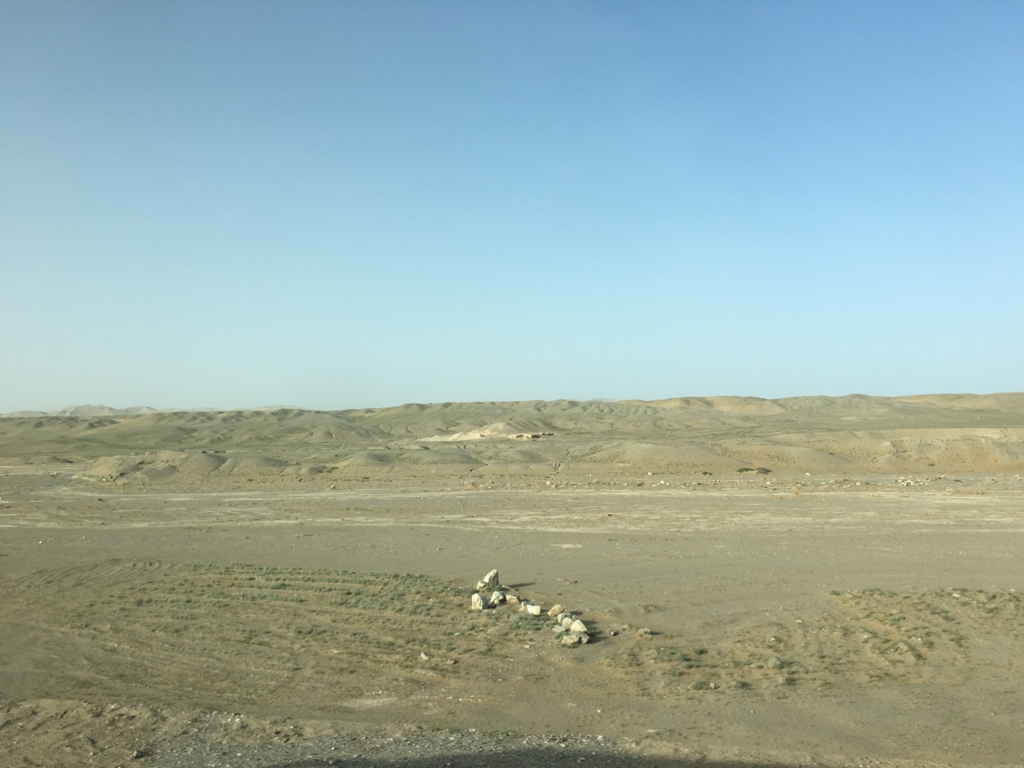 莫高窟に向かう途中の荒野