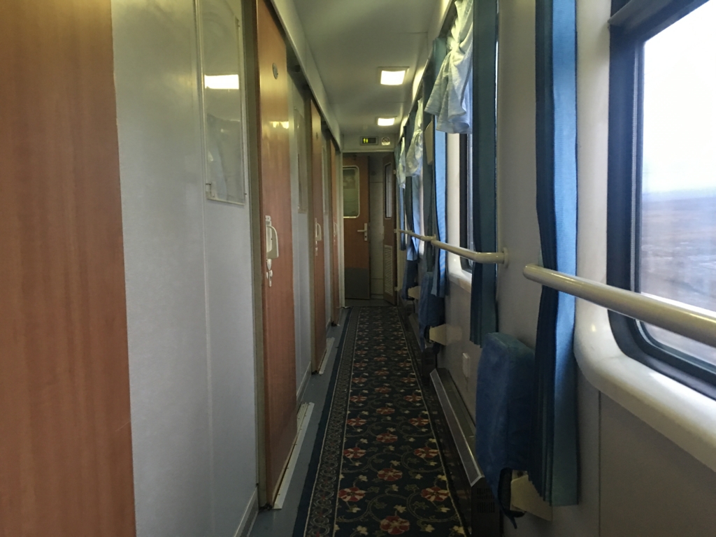列車の廊下