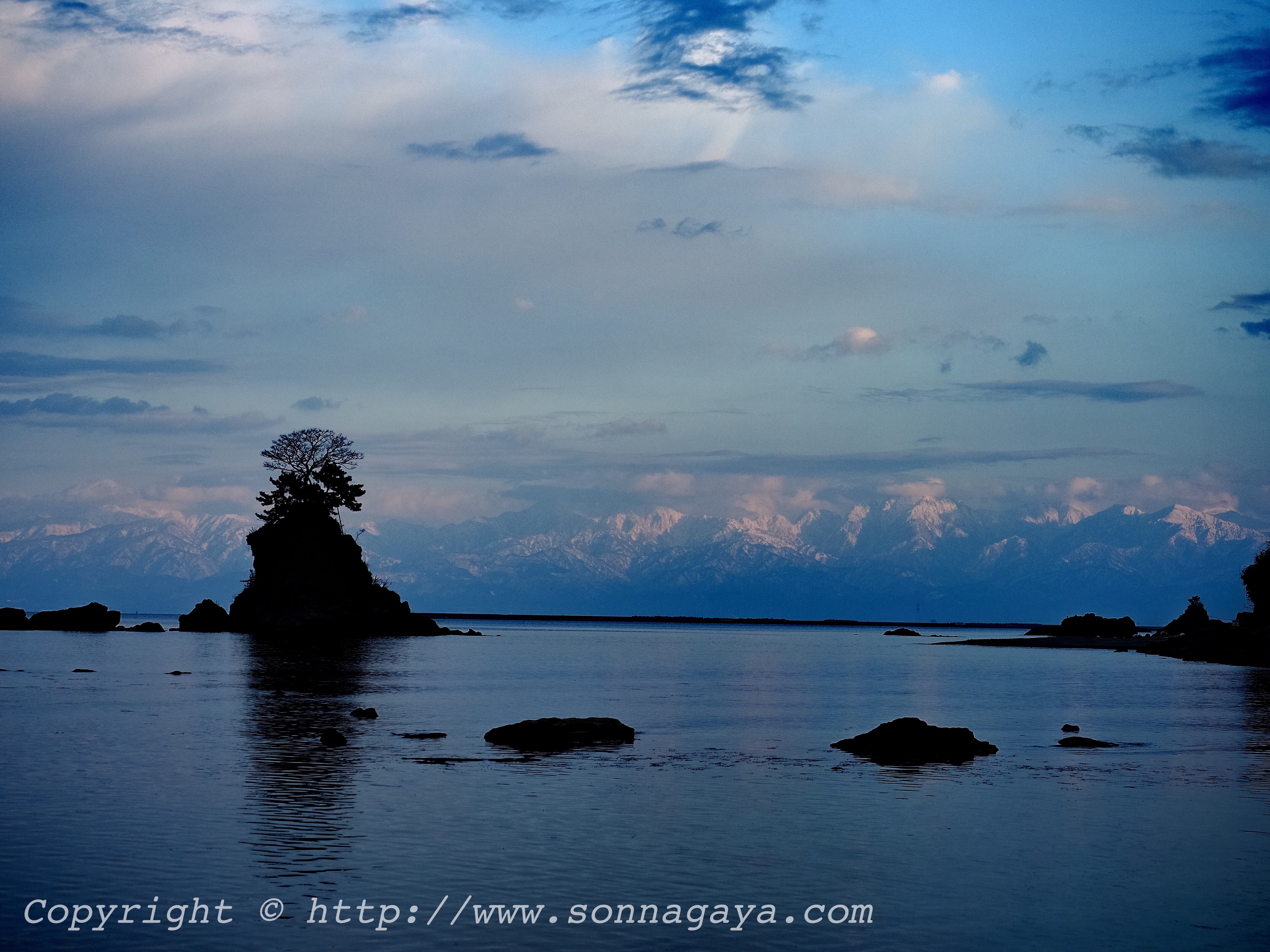 雨晴義経岩からの立山連峰