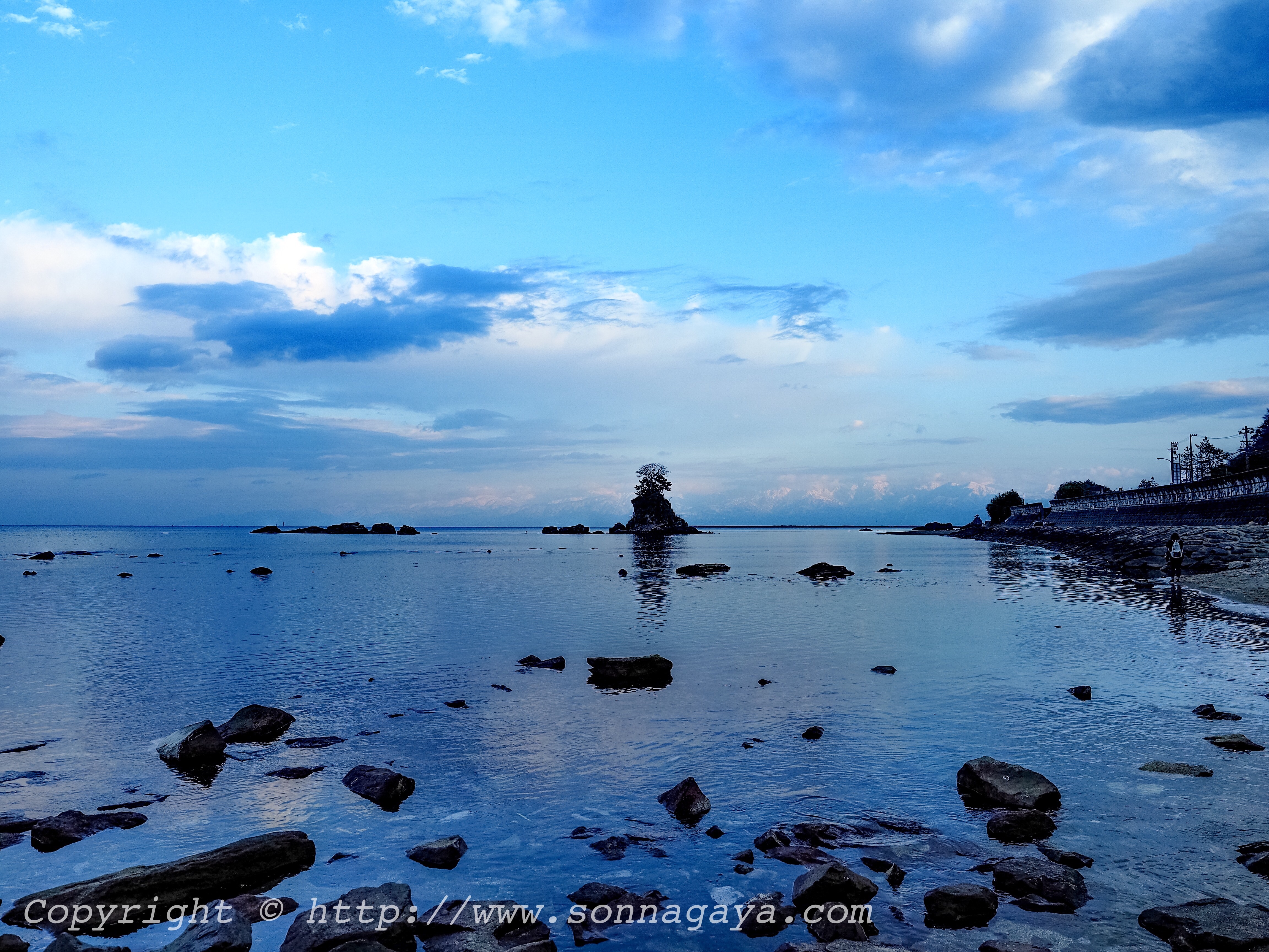 雨晴義経岩からの立山連峰