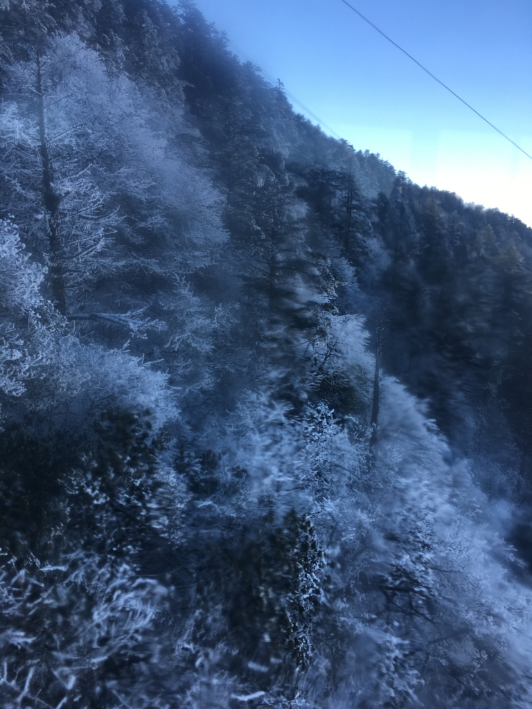 峨嵋山ロープ―ウェイの中