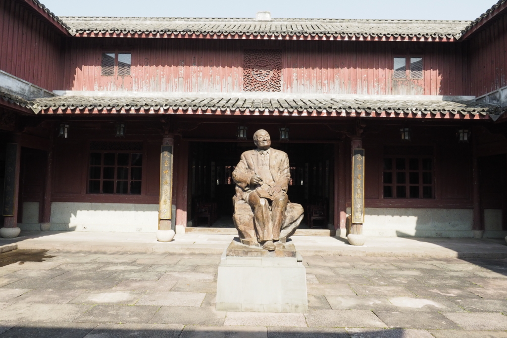 金庸の像