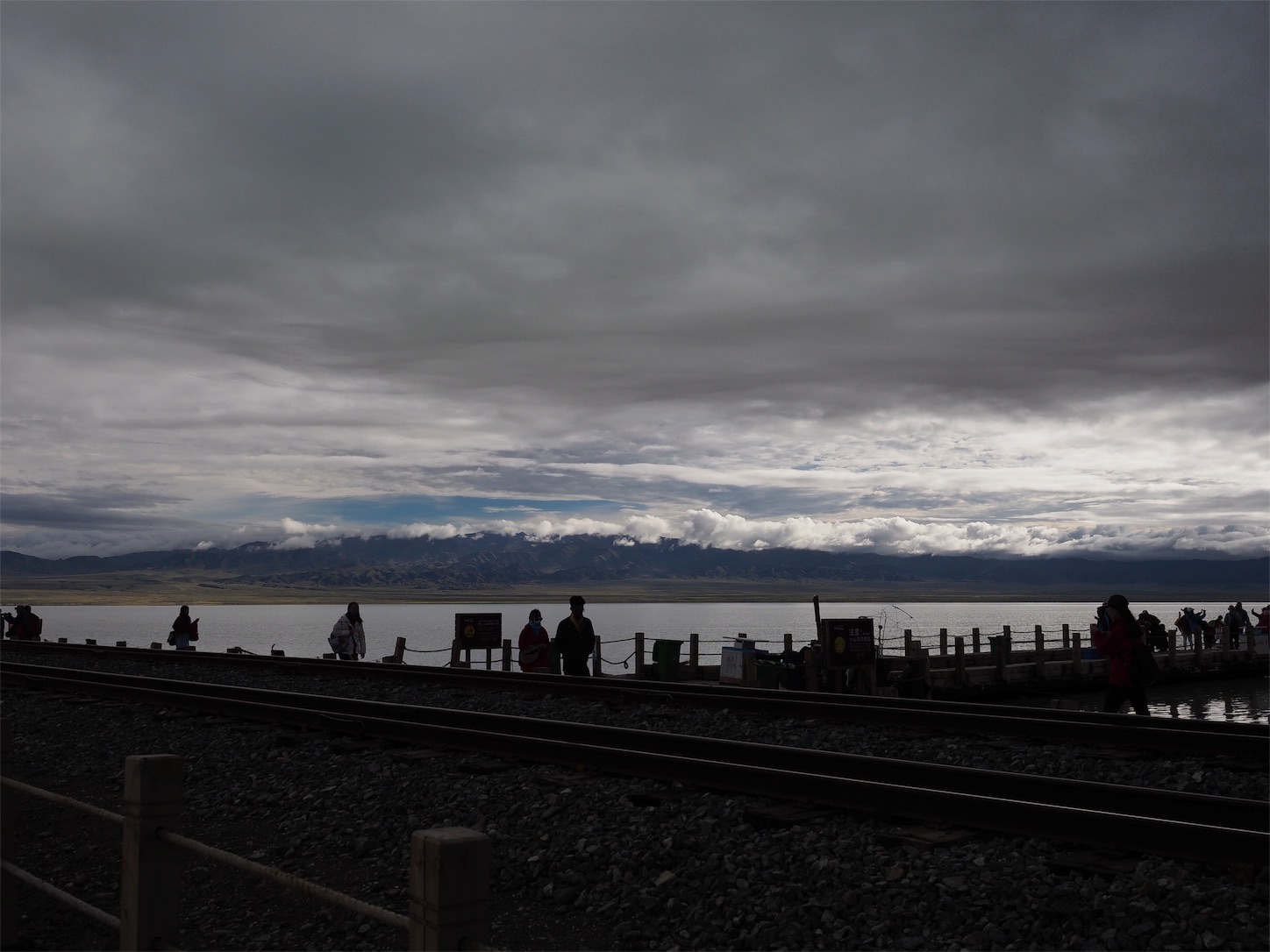 チャーカー塩湖・遠くの青空