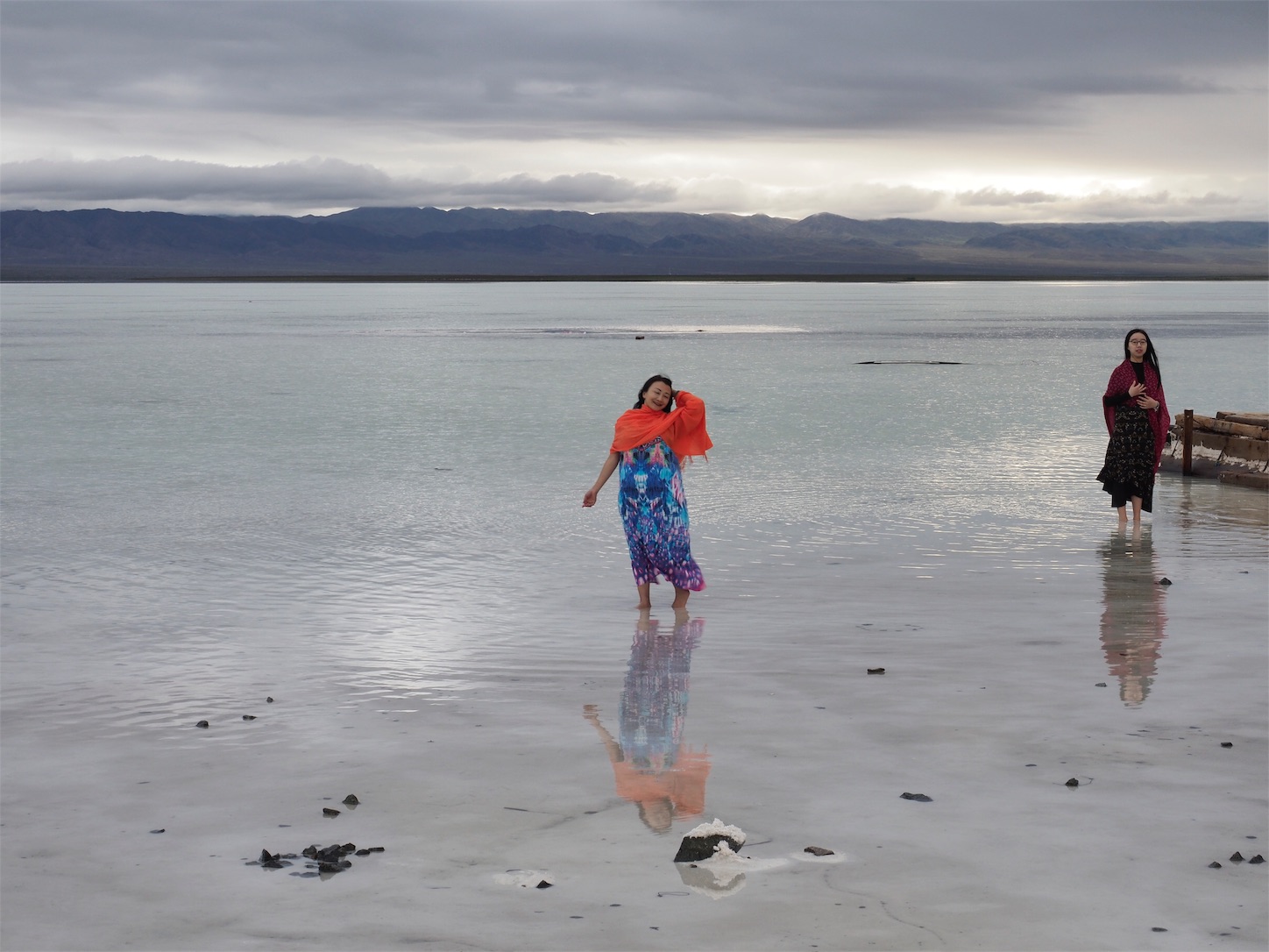 チャーカー塩湖・ポーズをとるおばちゃん