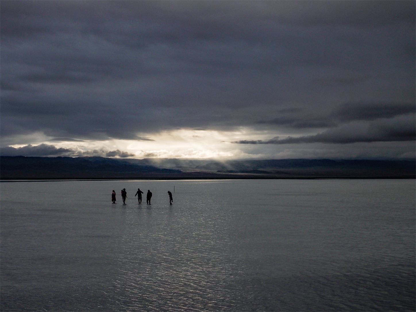 チャーカー塩湖・戯れる人