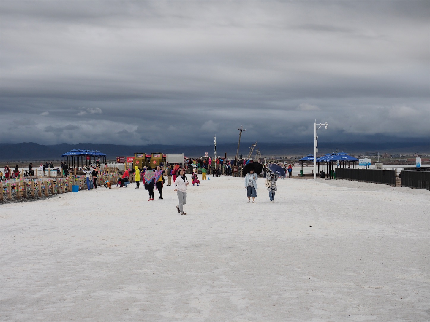 チャーカー塩湖・雪じゃないよ
