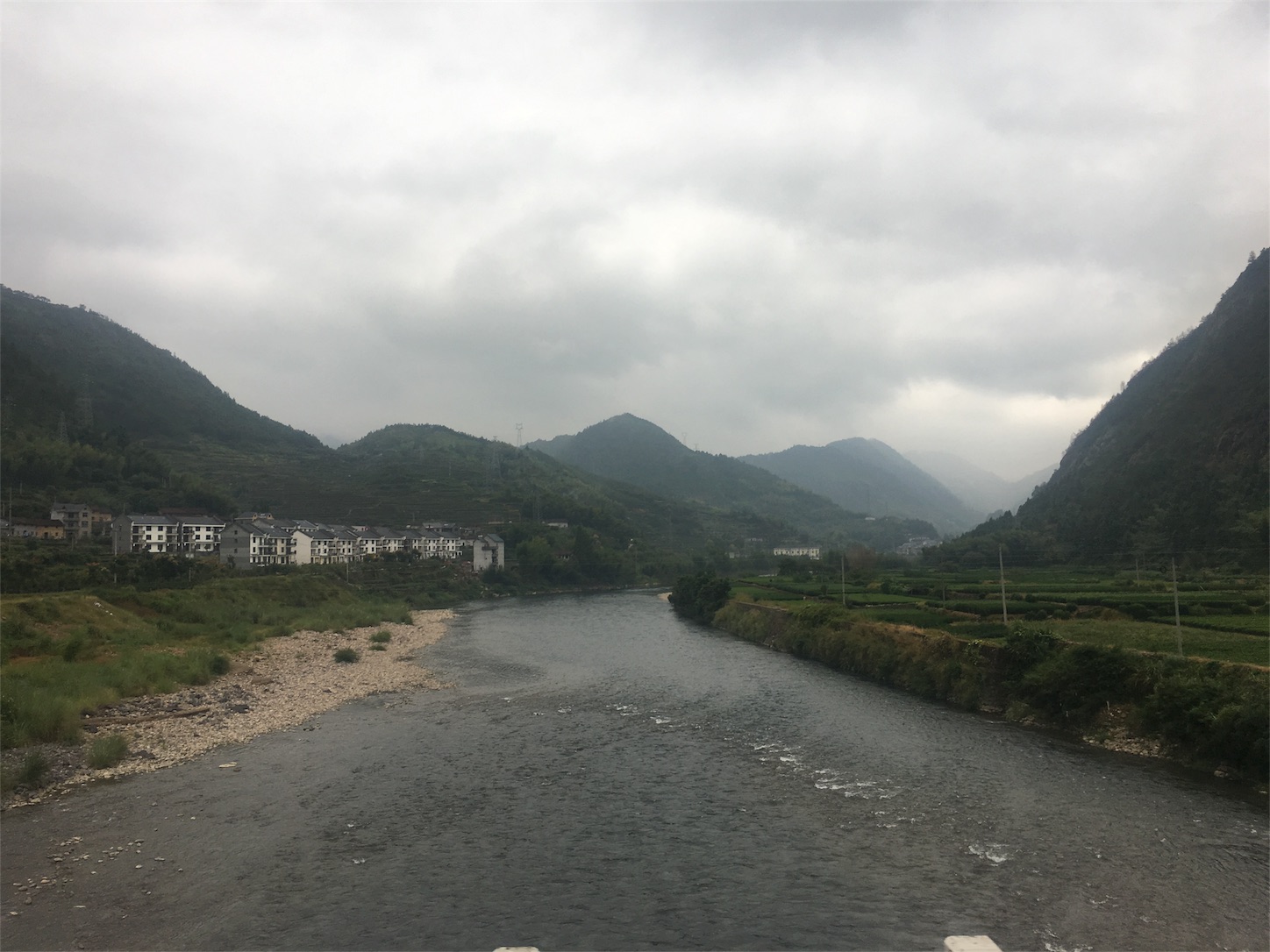 独山村手前の川