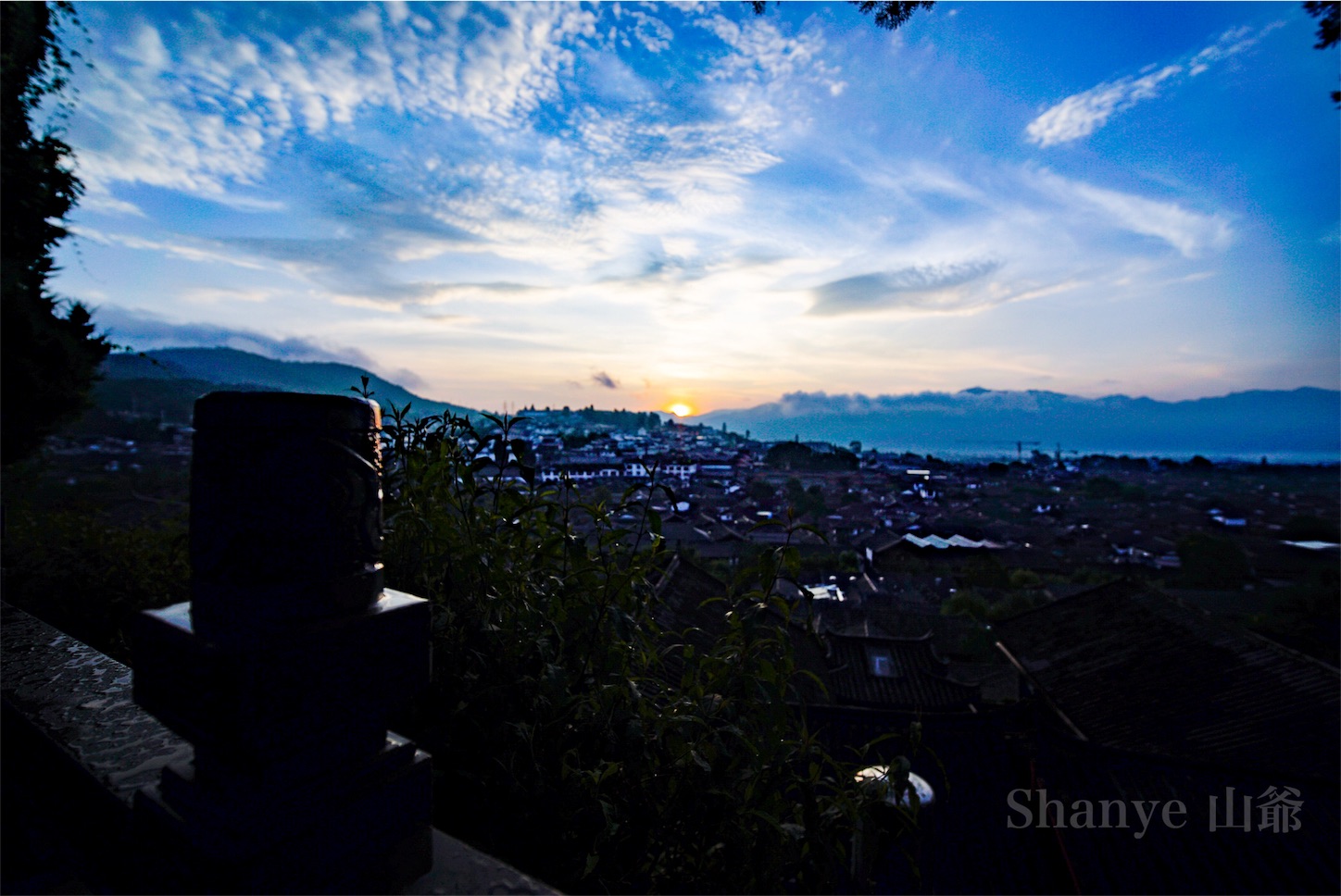 麗江古城の朝日
