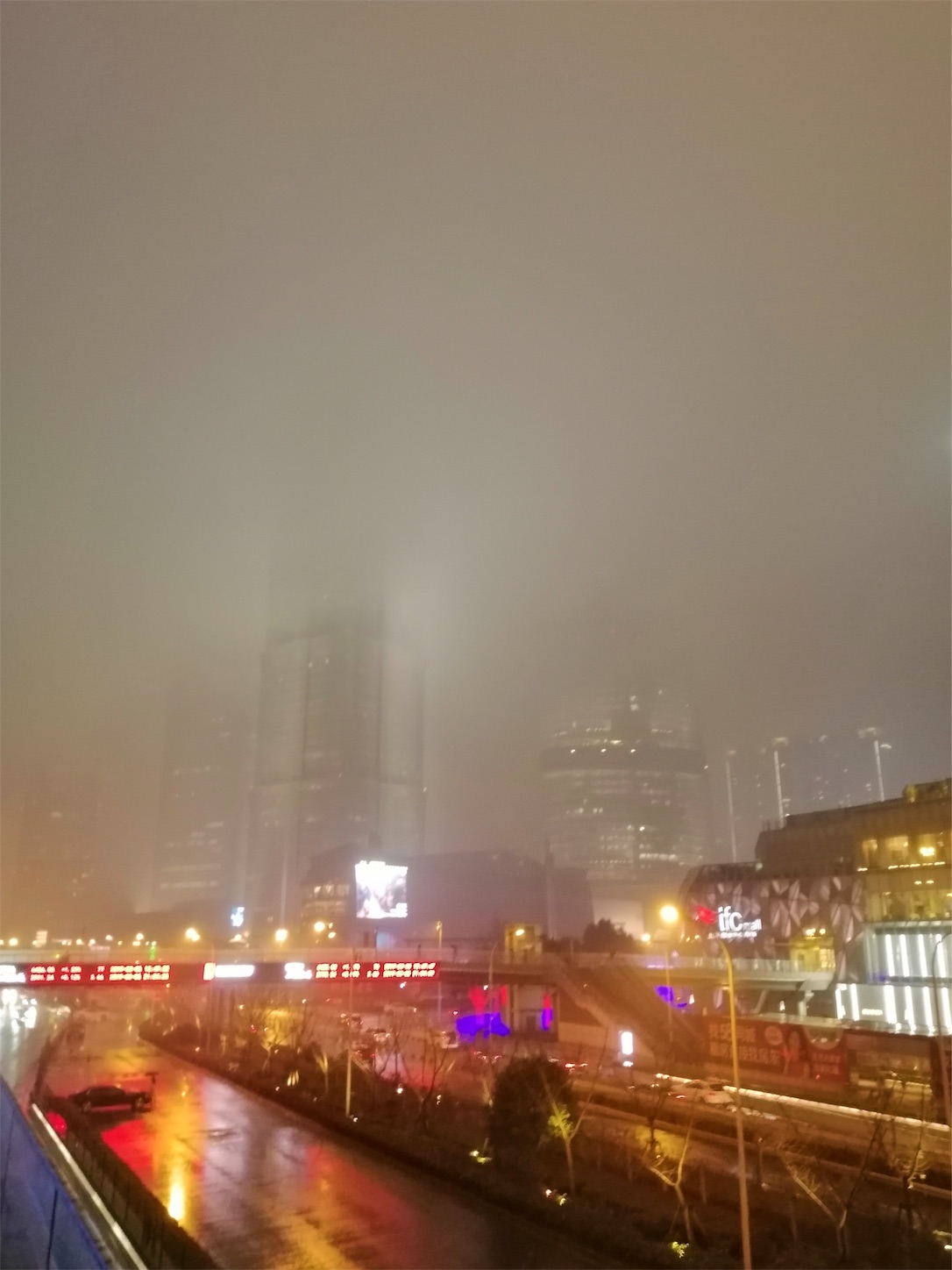 f:id:shan1tian2:20190306100930j:image 霧の中の高層ビル