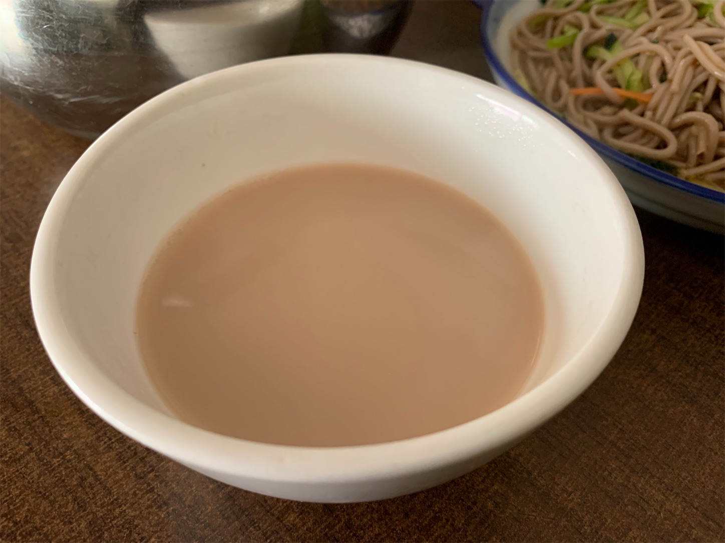 草原の食事ミルクティ