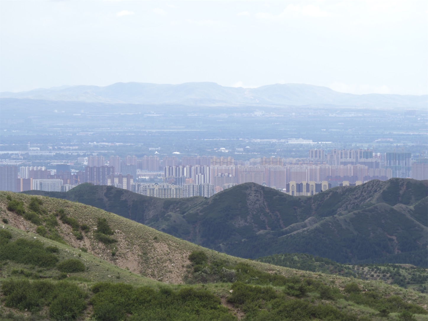 フフホト市内を望む