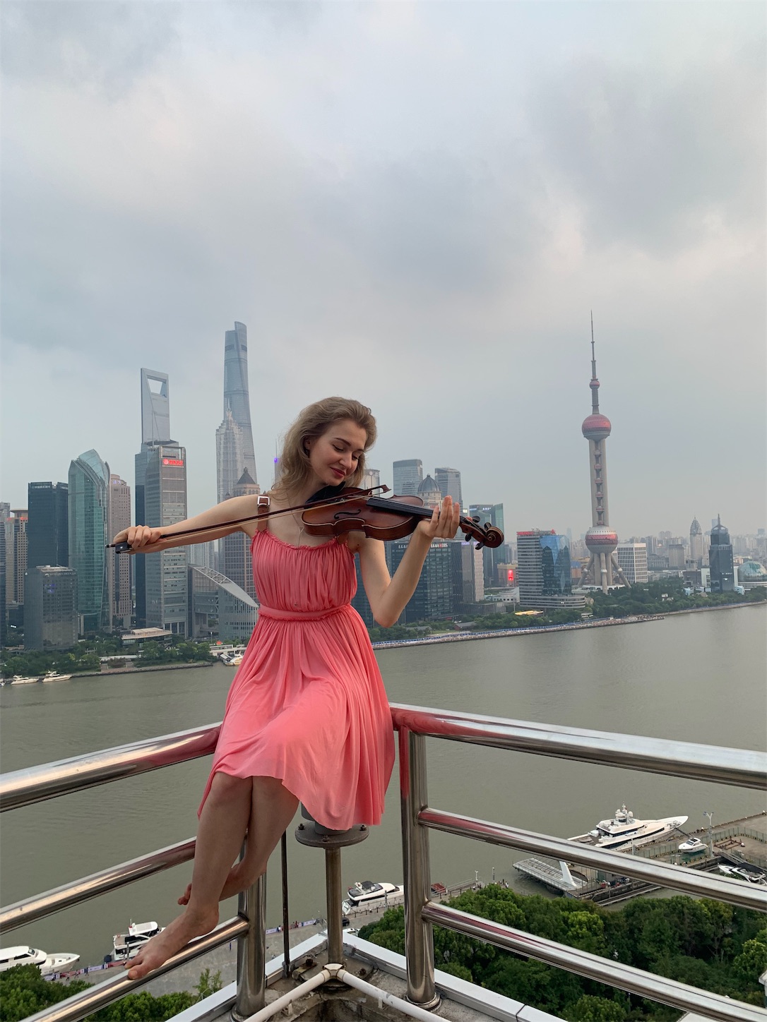上海の風景でポートレート夕方
