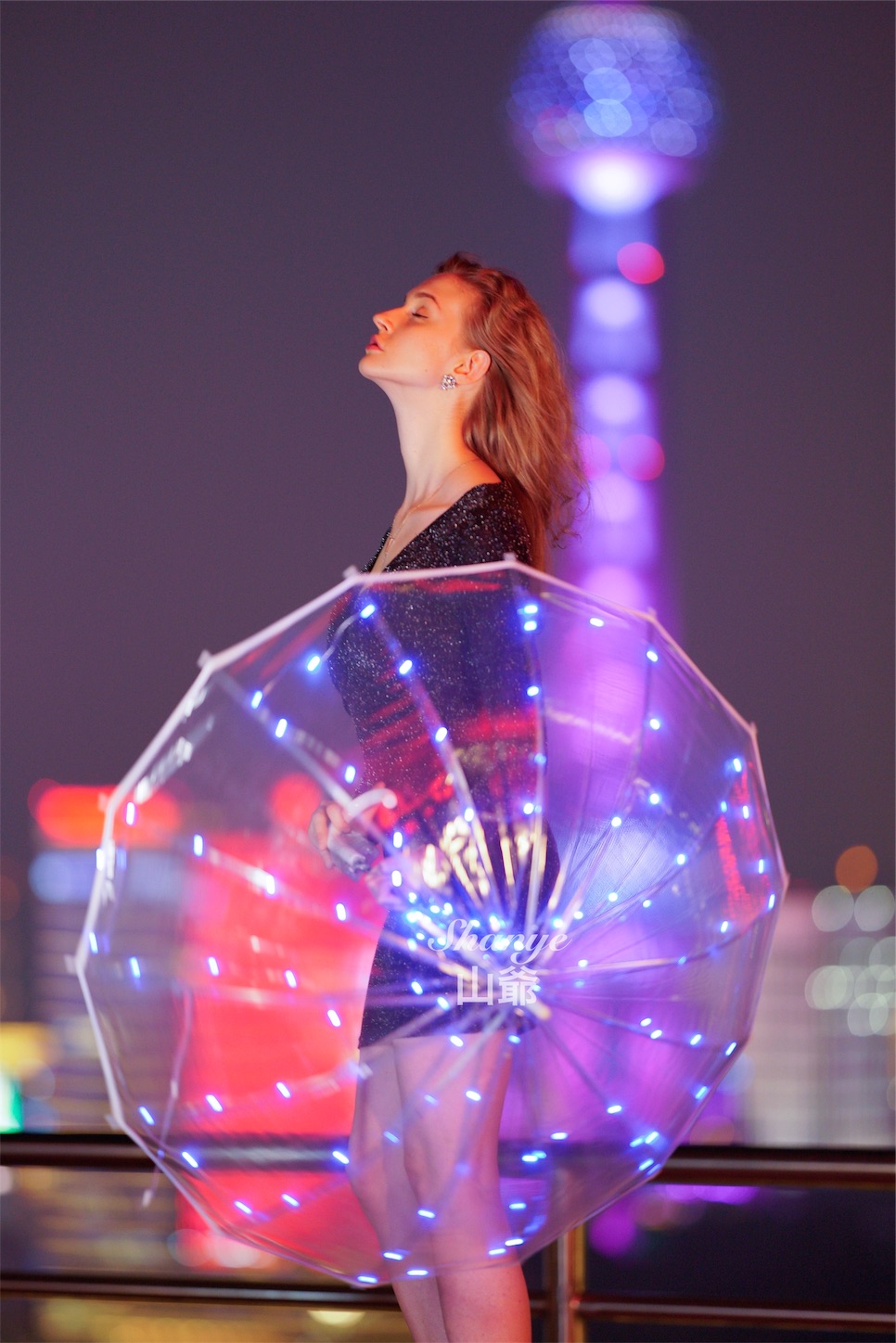 上海夜景と金髪美女