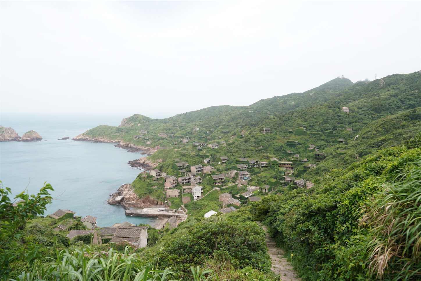 枸杞島の後頭湾村（無人村）に入る道