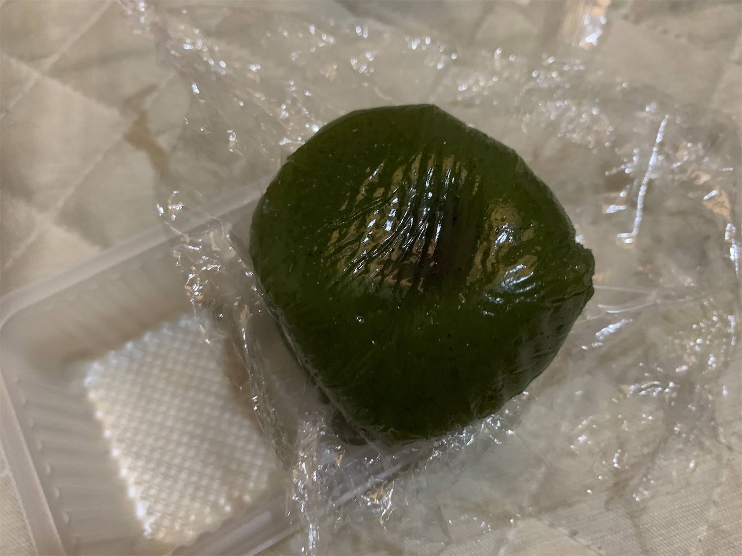 上海のコンビニで購入した青团(qīngtuán),よもぎ餅