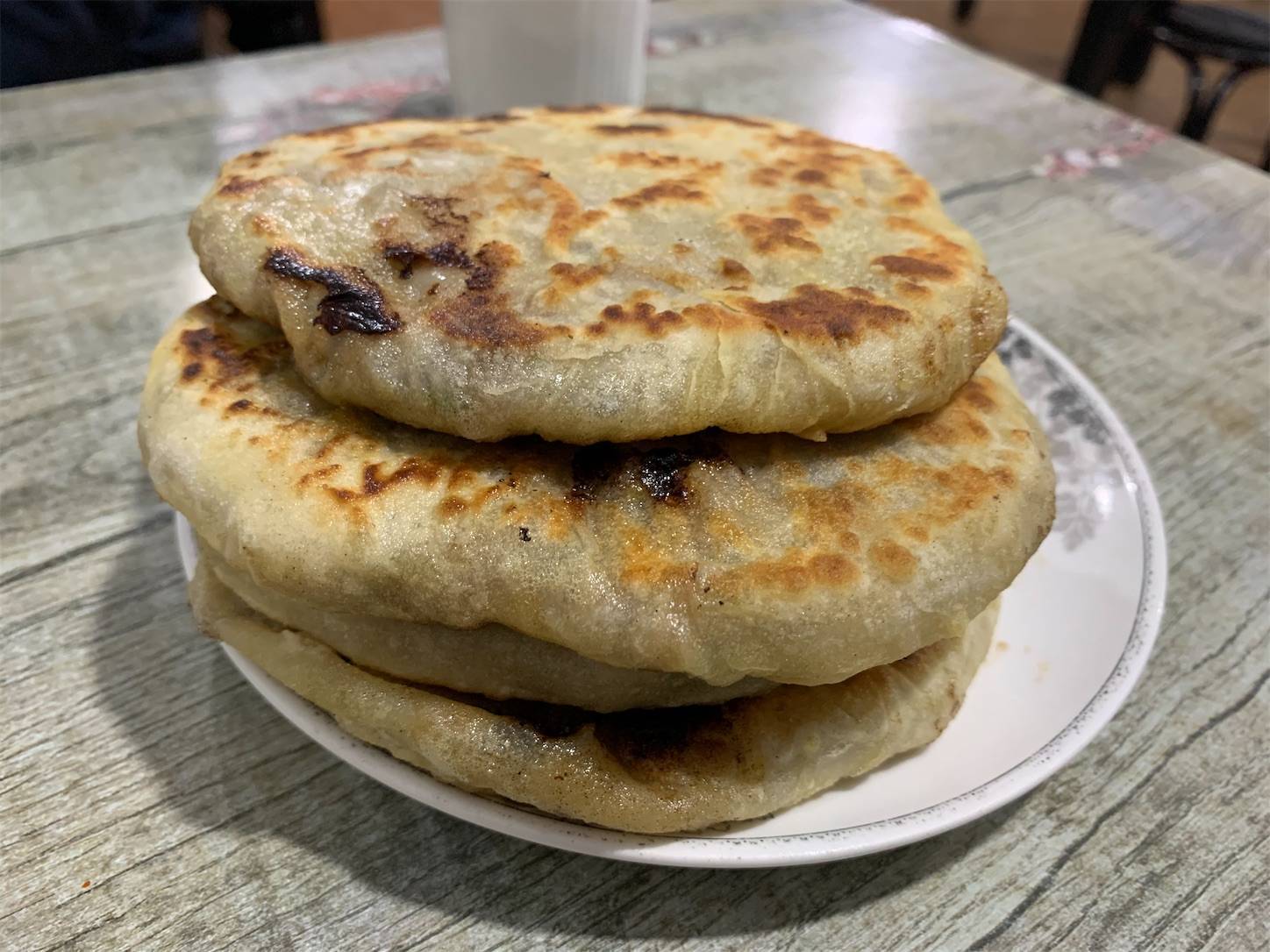 餡餅,こねた小麦粉の皮に肉の餡(あん)を包み込んで焼いたり，油で揚げたりした平たく丸い（直径８センチ程度の）食品<