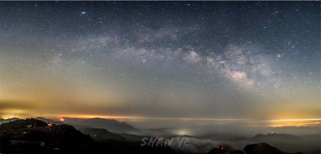 天の川アーチ 東海雲頂 天の川アーチ(ZVE1∔FE20mmF1.8G)