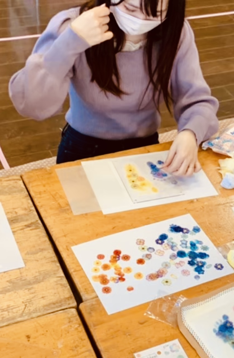 セリア 話題のお花の手形 足形アートに挑戦してみた 簡単 チビタとチビチビタ おうち英語 知育 かんたん親子制作 セリア 話題のお花の手形 足形アートに挑戦してみた 簡単 チビタとチビチビタ おうち英語 知育 かんたん親子制作