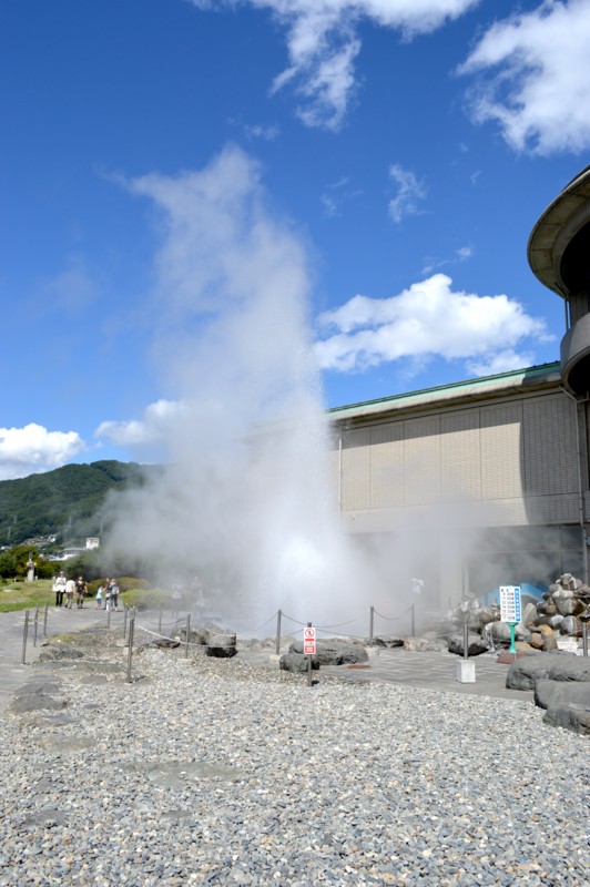 諏訪湖間欠泉センターの間欠泉