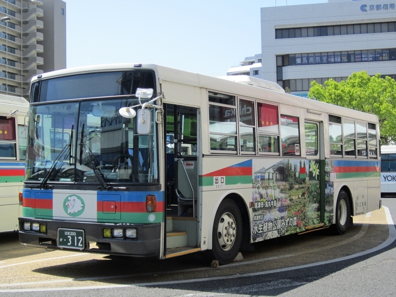 守山市内の道路を走行する近江鉄道バスの車両