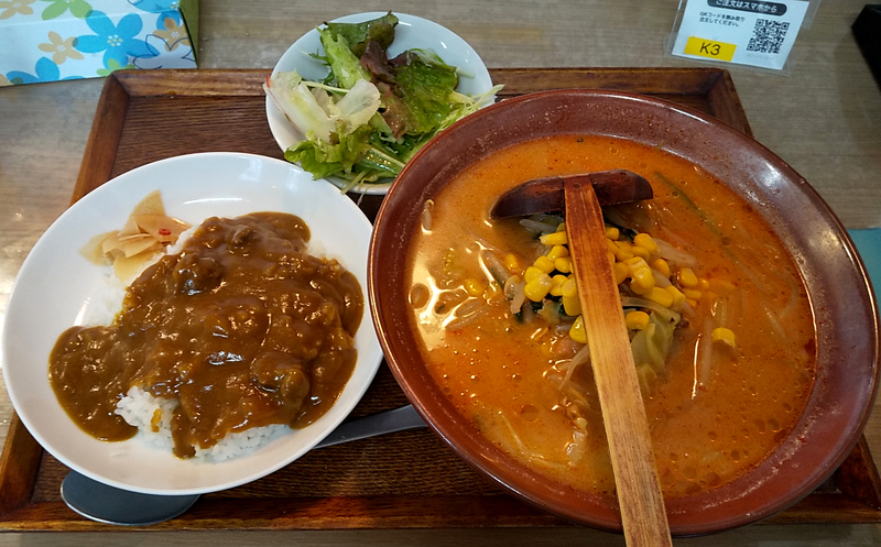 らーめん・ぎょーざ たつき 辛みそラーメン・カレーセットの写真