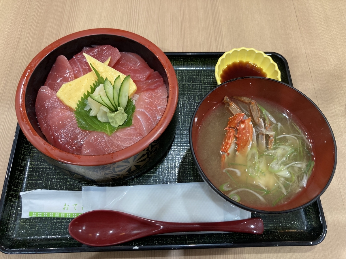 マグロ丼とかに汁