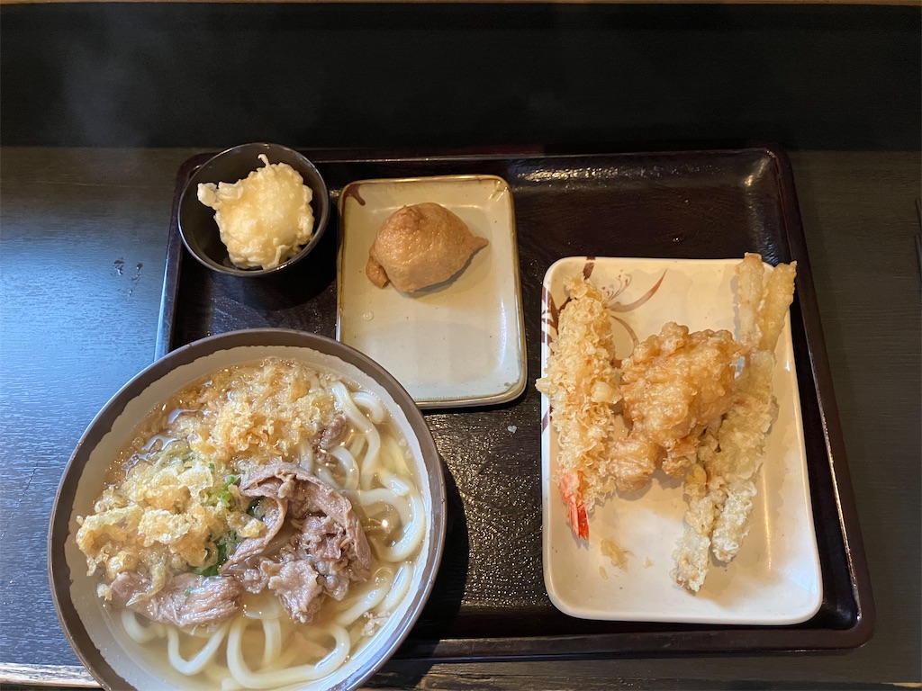 肉うどんと天ぷら各種