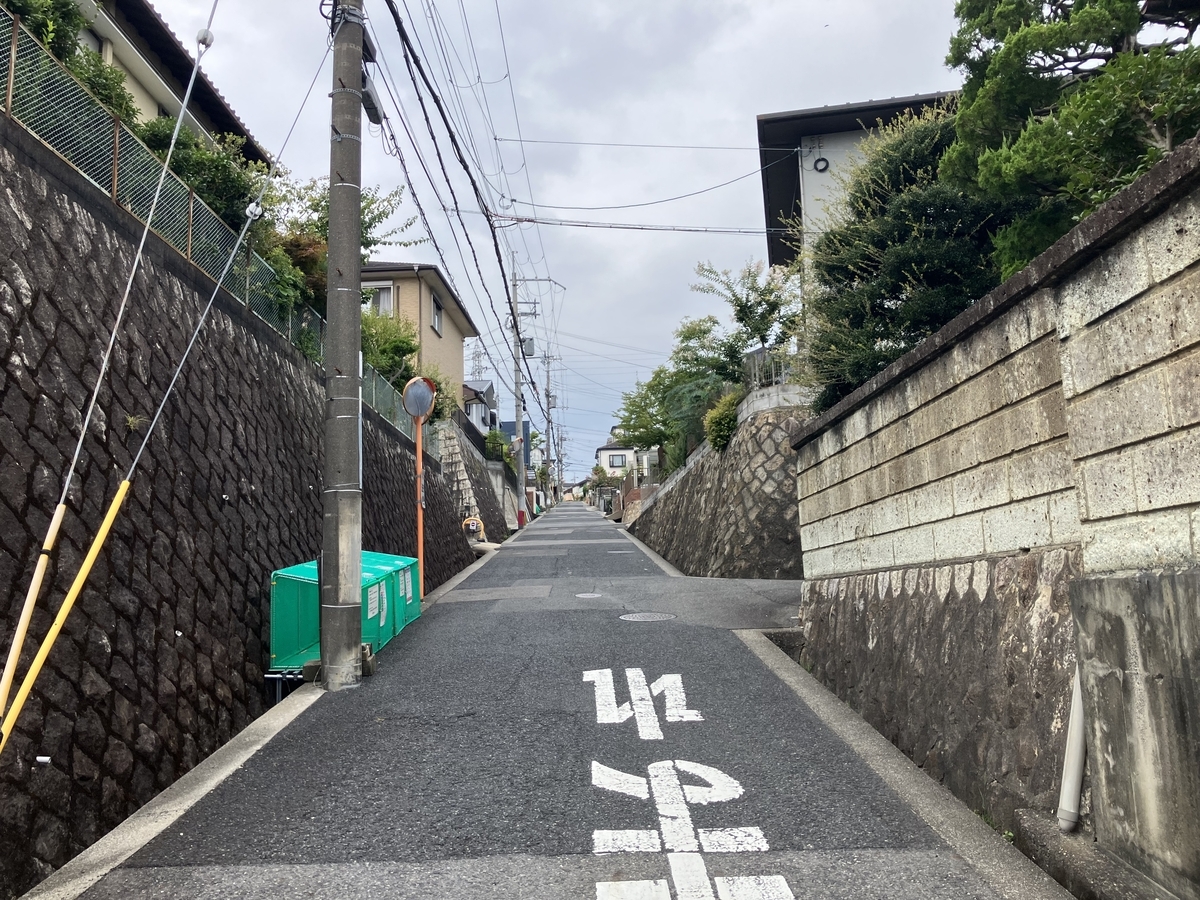 打出中学校までの坂