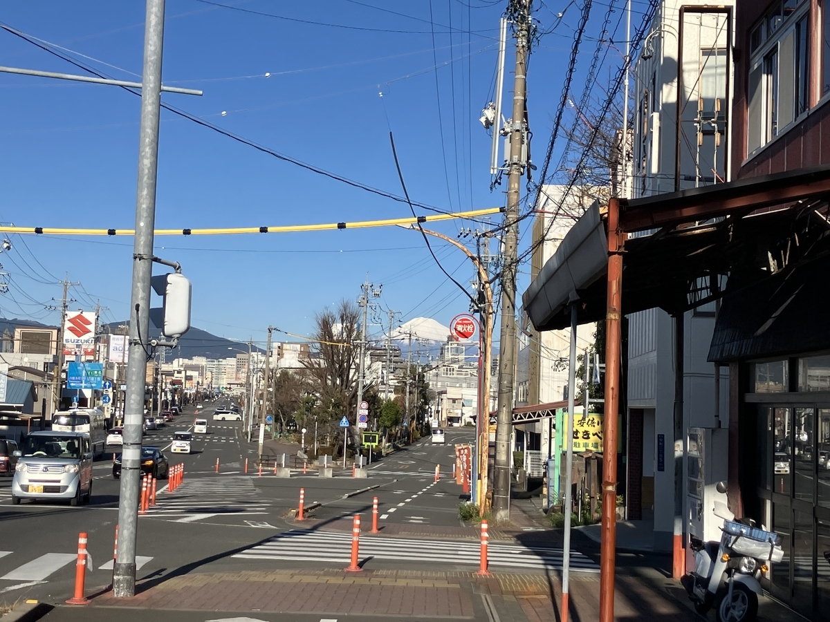 安倍川餅を食べながらの富士山