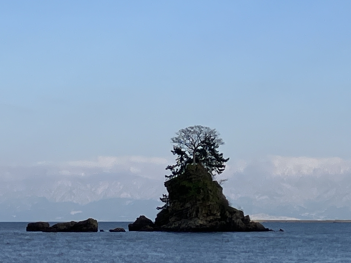 女岩