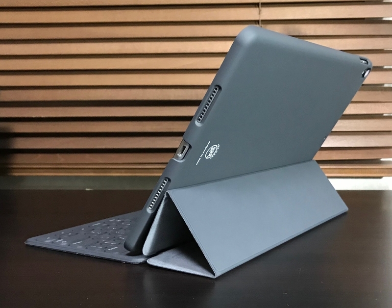 iPad-pro-10.5-with-andmesh-basic-case-AMBSD201-CGR-and-smartkeyboard