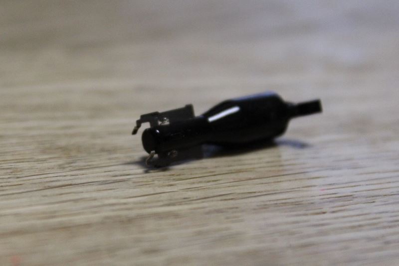 パナソニック鼻毛カッターER-GN50内刃を斜めから見て天面エッジの角度を見る写真