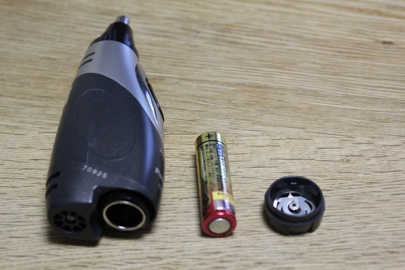 パナソニック鼻毛カッターER-GN50の電源、単3電池を出した画像