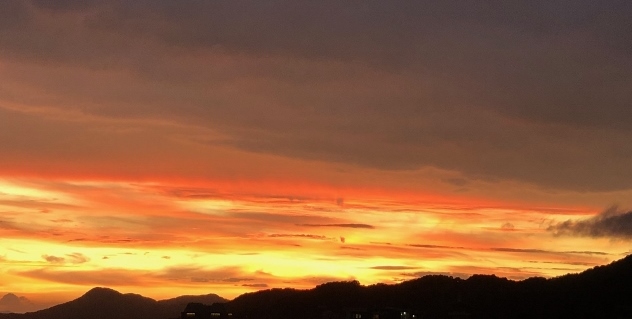 夕焼けに浮かぶ黒い稜線