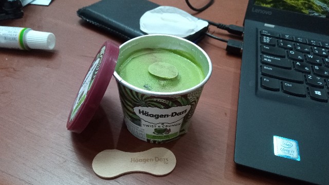 ご当地ではあまり見ないダッツ限定物．抹茶＋クランチされたチョコクッキーの組合せ．