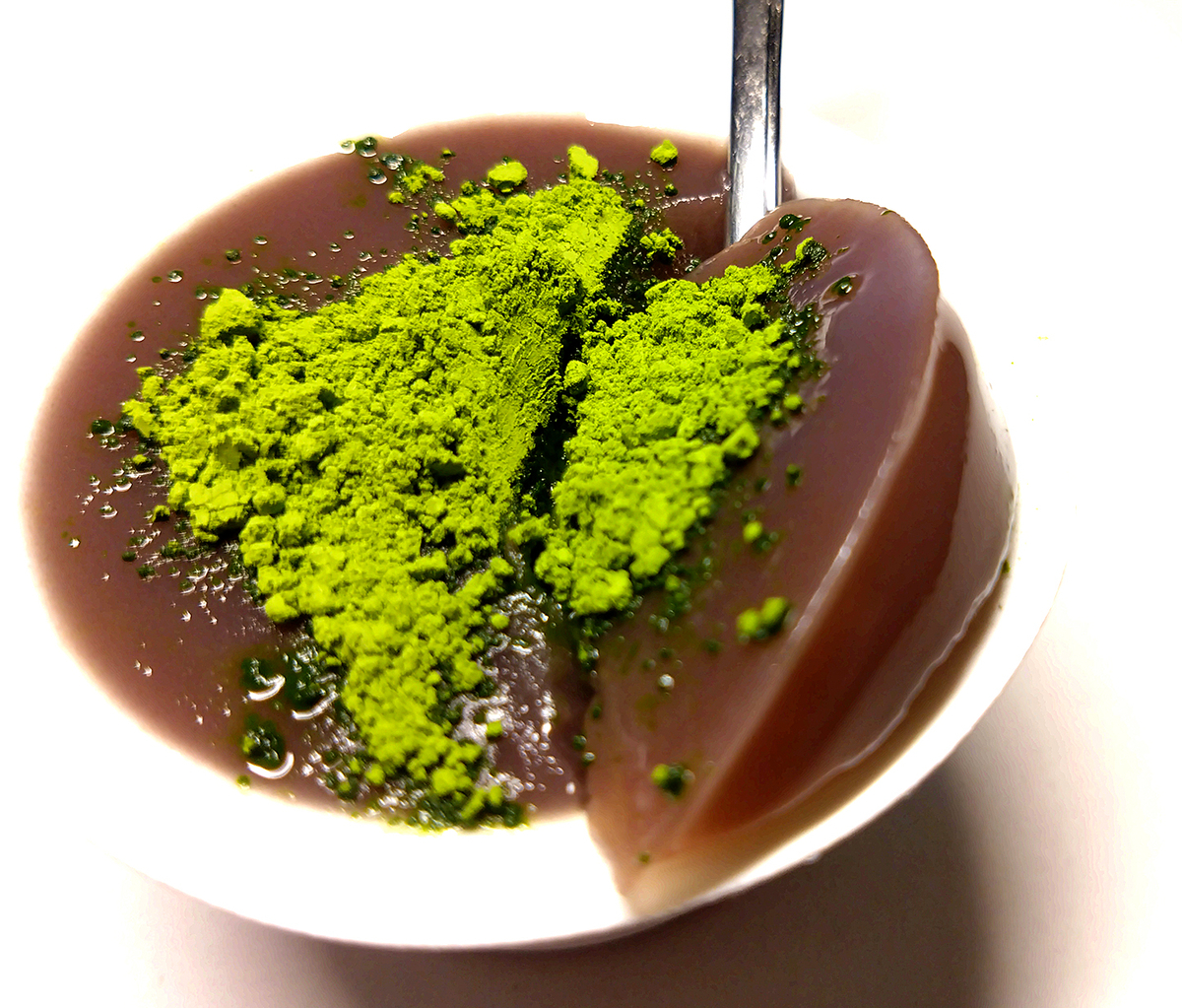 実食レビュー】抹茶をかけて食べる斬新な水羊羹。『たねや』の「本生