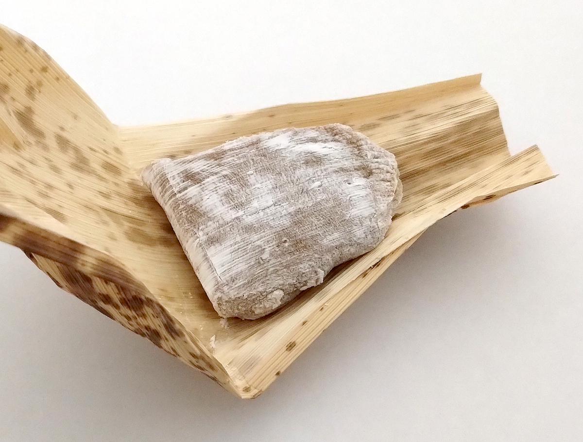 実食レビュー】有名人もおすすめ。カシューナッツ入りの柔らかなお餅
