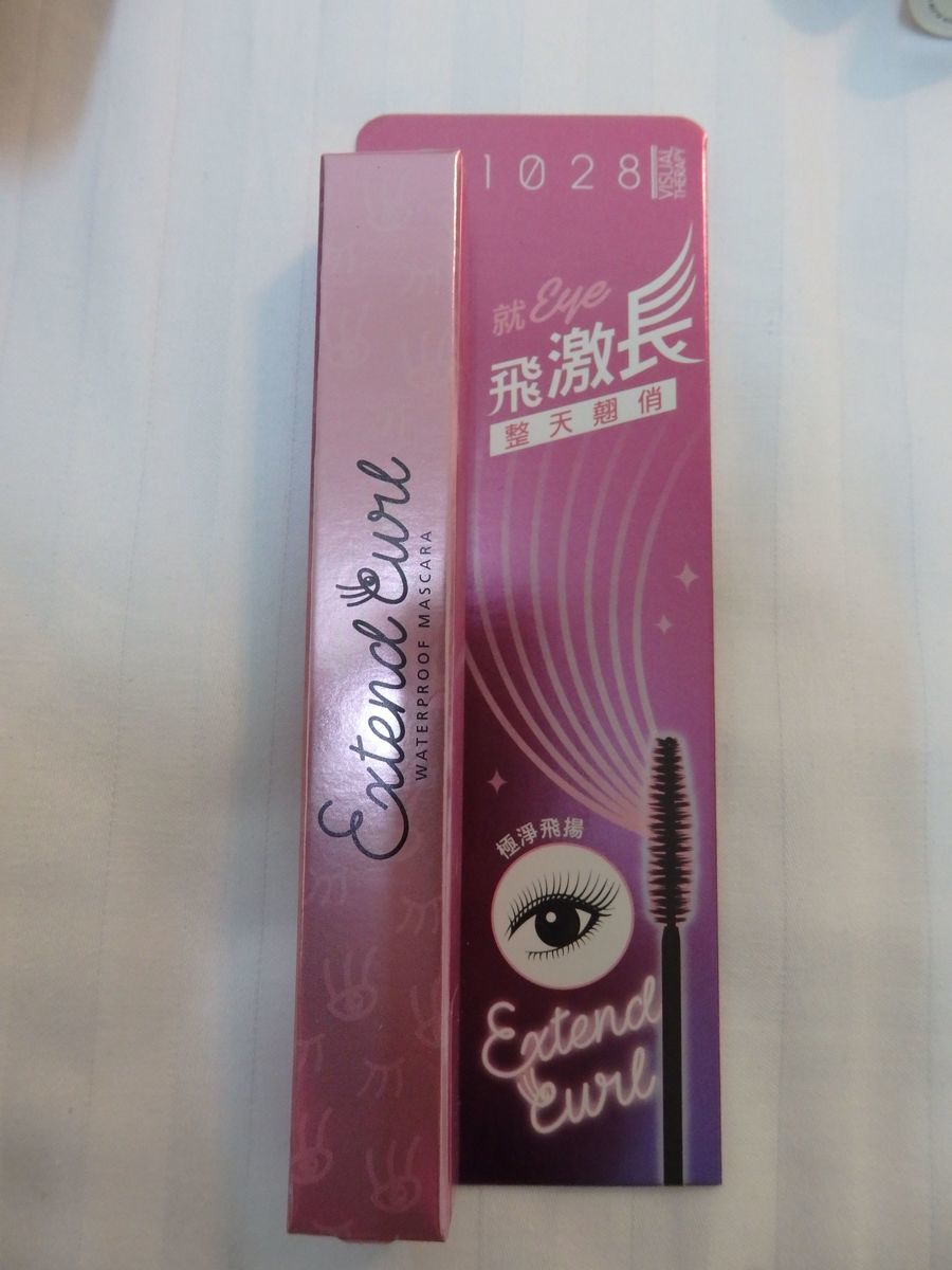 台湾プチプラ優秀コスメ　ウォータープルーフマスカラ　飛激長瞬翹防水睫毛膏（Extend Curl Waterproof Mascara）黑色（ブラック）パッケージ表面