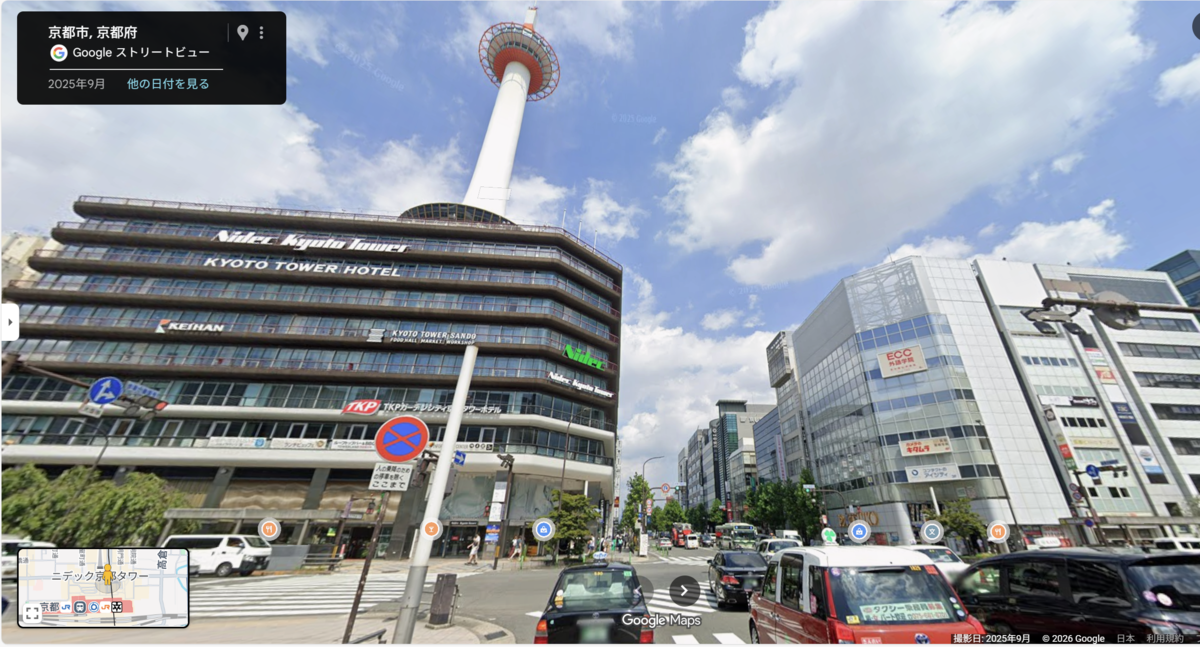 京都タワーが見える京都駅前の風景