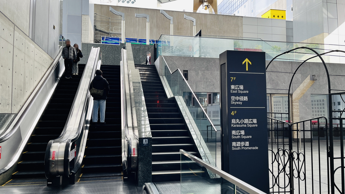 京都駅ビル上階へ続く3つ目のエスカレーター