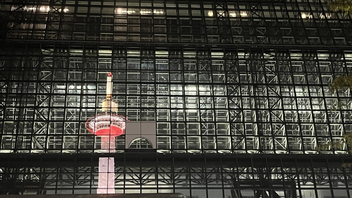 京都駅のガラスに映り込む京都タワー