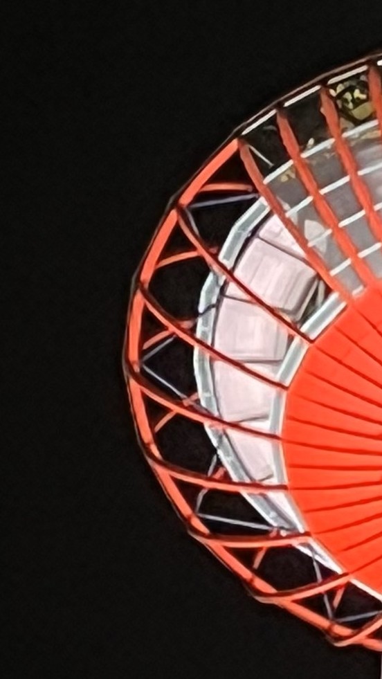 真下から見上げた京都タワーの赤い構造