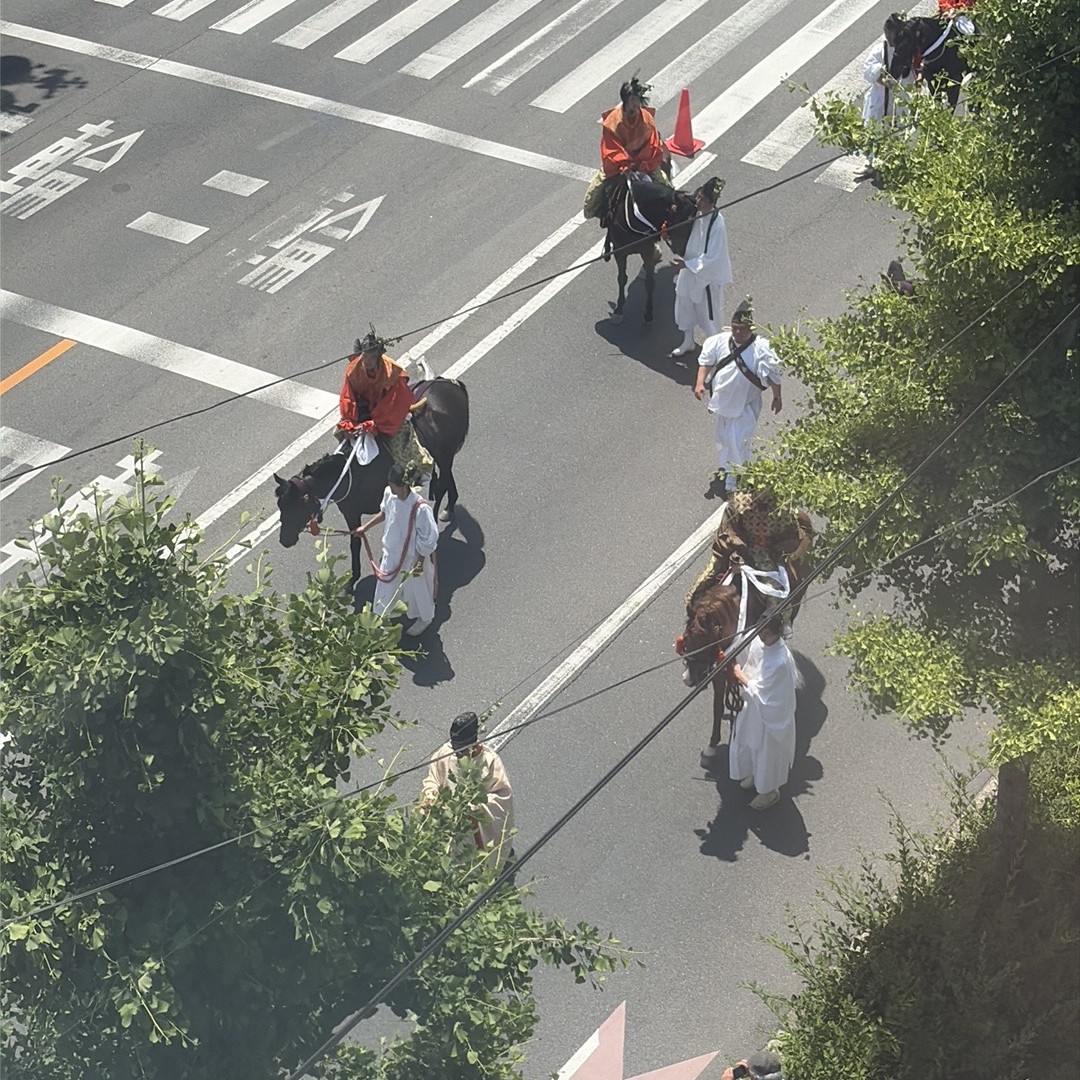 オレンジ装束で馬に乗る平安の人