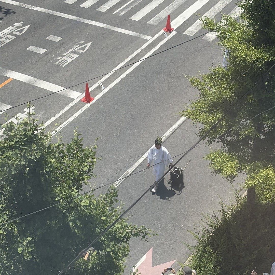 馬のあとを歩くバケツを持った係の人