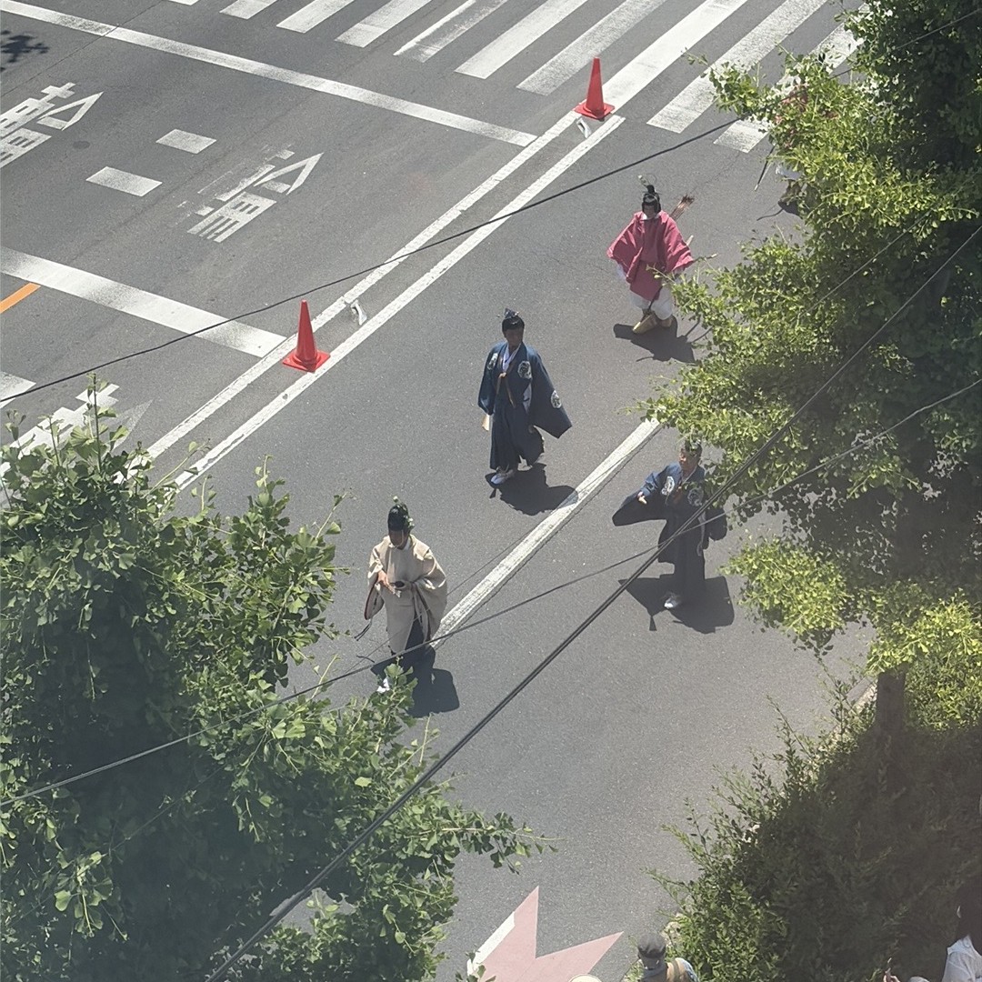 白と紺にピンクの弓部隊